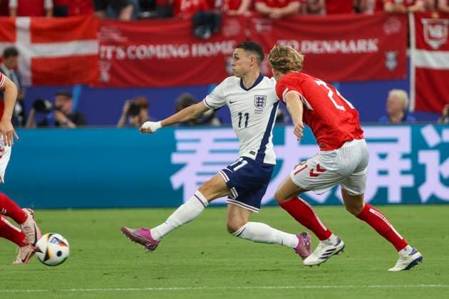 Phil Foden England, 11 and Morten Hjulmand Denmark, 21 in running duel , Football, UEFA , European Championship, Group C 2024, Denmark vs England, 20 06 2024, Frankfurt Arena, Frankfurt, Germany Frankfurt Frankfurt Arena Hessen Germany Copyright: xGrantxHubbsx