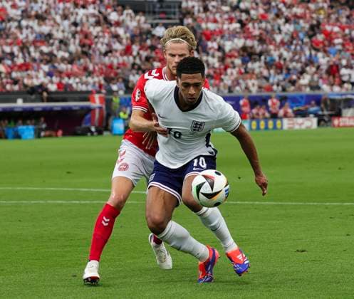 Denmark v England UEFA EURO, EM, Europameisterschaft,Fussball 2024 Group C Morten Hjulmand of Denmark pressures Jude Bellingham of England during the UEFA Euro 2024 Group C match between Denmark and England at the Deutsche Bank Park, Frankfurt Copyright: xPaulxChestertonx FIL-20272-0060 UK Newspapers OUT