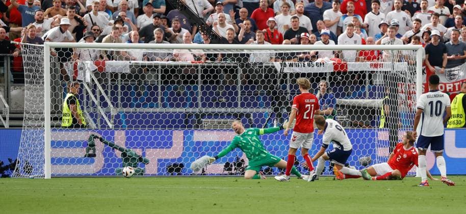 In the picture from left Goalkeeper Kasper Schmeichel Denmark, 1 , Morten Hjulmand Denmark, 21 , Goalkeeper Harry Kane England, 9 , Joachim Andersen Denmark, 2 and Jude Bellingham England, 10 , Goal to 0 1, Goal 20 06 2024, Denmark vs England, European Championship 2024, Matchday 2, Germany, Frankfurt am Main, Deutsche Bank Park, DFL REGULATIONS PROHIBIT ANY USE OF PHOTOGRAPHS AS IMAGE SEQUENCES AND OR QUASI VIDEO Copyright: HMBxMedia xJulienxBecker