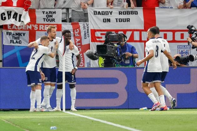 In the picture from left Kieran Trippier England, 12 , goal scorer Harry Kane England, 9 , Bukayo Saka England, 7 , Bukayo Saka England, 7 and Declan Rice England, 4 , cheering, goal to 0 1 20 06 2024, Denmark vs England, European Championship 2024, Matchday 2, Germany, Frankfurt am Main, Deutsche Bank Park, DFL REGULATIONS PROHIBIT ANY USE OF PHOTOGRAPHS AS IMAGE SEQUENCES AND OR QUASI VIDEO Copyright: HMBxMedia xJulienxBecker