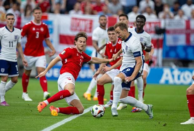 Football - UEFA EURO, EM, Europameisterschaft,Fussball 2024 - Group C - Denmark v England FRANKFURT, GERMANY - Thursday, June 20, 2024: England s captain Harry Kane scores the first goal during the UEFA Euro 2024 Group C match between Denmark and England at the Waldstadion. (Photo by David Rawcliffe Propaganda) FRANKFURT Waldstadion HESSE GERMANY  Copyright: xDavidxRawcliffex P2024-06-20-Denmark_England-45
