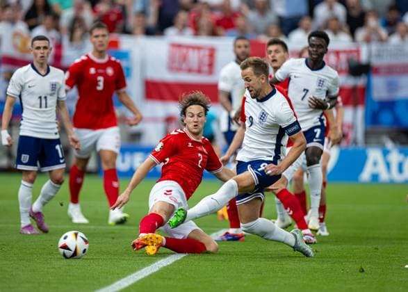 Football - UEFA EURO, EM, Europameisterschaft,Fussball 2024 - Group C - Denmark v England FRANKFURT, GERMANY - Thursday, June 20, 2024: England s captain Harry Kane scores the first goal during the UEFA Euro 2024 Group C match between Denmark and England at the Waldstadion. (Photo by David Rawcliffe Propaganda) FRANKFURT Waldstadion HESSE GERMANY  Copyright: xDavidxRawcliffex P2024-06-20-Denmark_England-46