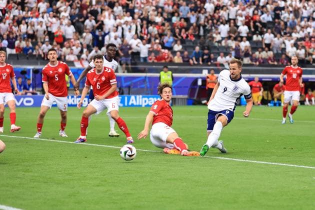 Fußball UEFA EURO 2024 Gruppe C Dänemark gegen England 20. Juni 2024 UEFA EURO 2024 Gruppe C Dänemark gegen England Harry Kane aus England erzielt das erste Tor Foto Simon Stacpoole Abseits Frankfurt Deutschland  Copyright: xSimonxStacpoolexOffside