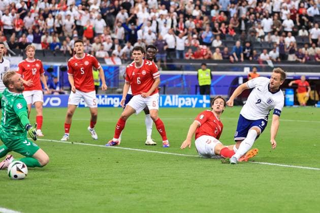 Fußball UEFA EURO 2024 Gruppe C Dänemark gegen England 20. Juni 2024 UEFA EURO 2024 Gruppe C Dänemark gegen England Harry Kane aus England erzielt das erste Tor Foto Simon Stacpoole Abseits Frankfurt Deutschland  Copyright: xSimonxStacpoolexOffside
