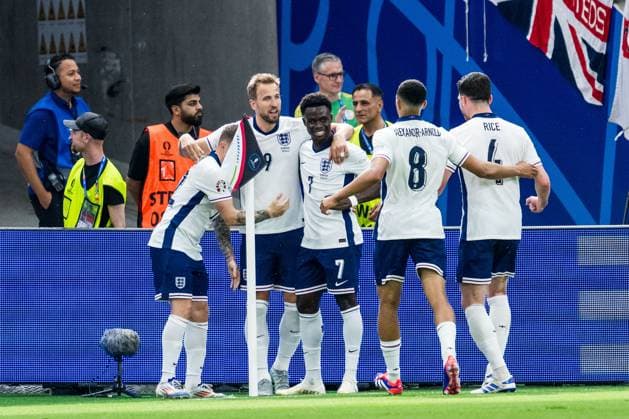 240620 Harry Kane of England celebrates with Bukayo Saka after 0 1 during the UEFA Euro 2024 Football Championship match between Denmark and England on June 20, 2024 in Frankfurt Photo Mathias Bergeld BILDBYRAN code MB MB0939 fotboll football soccer fotballs em europamästerskap em uefa euro uefa european football championship euro 2024 denmark england bbeng jubel  Copyright: MATHIASxBERGELD BB240620MB056