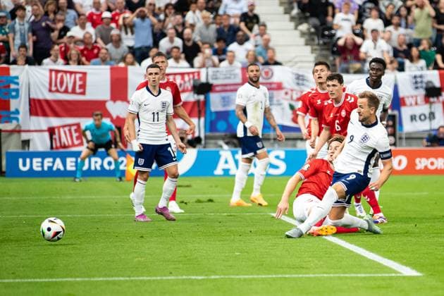 Goal for England 0 1 by Harry Kane England 09 , Cheers in the team GER, Denmark DEN vs England ENG , European Football Championship, UEFA EURO 2024, Group C, Matchday 2, 20 06 2024 DFB DFL REGULATIONS PROHIBIT ANY USE OF PHOTOGRAPHS AS IMAGE SEQUENCES AND OR QUASI VIDEO GER, Denmark DEN vs England ENG , European Football Championship, UEFA EURO 2024, Group C, Matchday 2, 20 06 2024 Frankfurt Copyright: xEibner-Pressefoto RogerxBuerkex EP