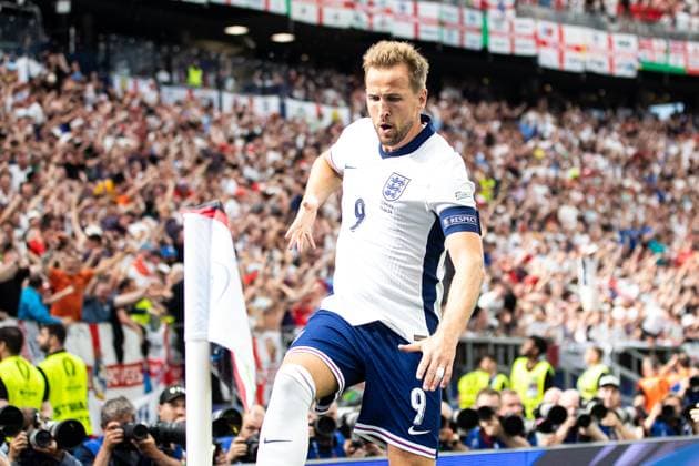 Goal for England 0 1 by Harry Kane England 09 , Cheers in the team GER, Denmark DEN vs England ENG , European Football Championship, UEFA EURO 2024, Group C, Matchday 2, 20 06 2024 DFB DFL REGULATIONS PROHIBIT ANY USE OF PHOTOGRAPHS AS IMAGE SEQUENCES AND OR QUASI VIDEO GER, Denmark DEN vs England ENG , European Football Championship, UEFA EURO 2024, Group C, Matchday 2, 20 06 2024 Frankfurt Copyright: xEibner-Pressefoto RogerxBuerkex EP