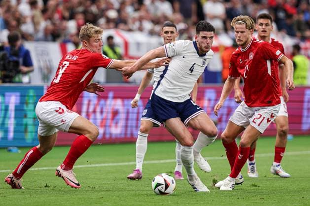 2024-06-20 Denmark v England - Group C - UEFA EURO, EM, Europameisterschaft,Fussball 2024 FRANKFURT, GERMANY - JUNE 20: Declan Rice of England dribbles between Rasmus Hojlund of Denmark and Morten Hjulmand of Denmark during the Group C - UEFA EURO 2024 match between Denmark and England at Deutsche Bank Park on June 20, 2024 in Frankfurt, Germany. (Photo by Peter Lous BSR Agency) Frankfurt Germany Content not available for redistribution in The Netherlands directly or indirectly through any third parties. Copyright: xBSRxAgencyx