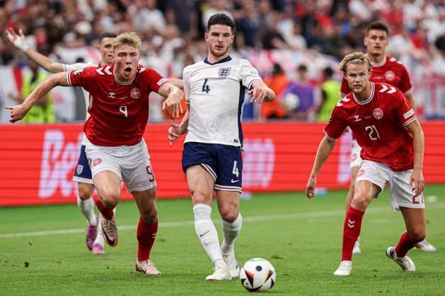 2024-06-20 Denmark v England - Group C - UEFA EURO, EM, Europameisterschaft,Fussball 2024 FRANKFURT, GERMANY - JUNE 20: Declan Rice of England dribbles between Rasmus Hojlund of Denmark and Morten Hjulmand of Denmark during the Group C - UEFA EURO 2024 match between Denmark and England at Deutsche Bank Park on June 20, 2024 in Frankfurt, Germany. (Photo by Peter Lous BSR Agency) Frankfurt Germany Content not available for redistribution in The Netherlands directly or indirectly through any third parties. Copyright: xBSRxAgencyx