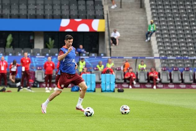 BERLIN 20.06.2024 TRENING REPREZENTACJI POLSKI NA EURO 2024 --- POLISH FOOTBALL national team, Nationalteam TRAINING SESSION ON EURO 2024 ROBERT LEWANDOWSKI FOT. PIOTR KUCZA FOTOPYK NEWSPIX.PL --- Newspix.pl POLAND OUT!  240620PYK0018