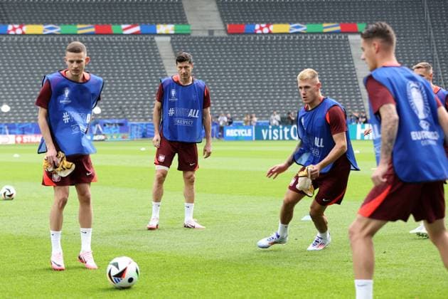 BERLIN 20.06.2024 TRENING REPREZENTACJI POLSKI NA EURO 2024 --- POLISH FOOTBALL national team, Nationalteam TRAINING SESSION ON EURO 2024 SEBASTIAN SZYMANSKI ROBERT LEWANDOWSKI DAMIAN SZYMANSKI FOT. PIOTR KUCZA FOTOPYK NEWSPIX.PL --- Newspix.pl POLAND OUT!  240620PYK0025