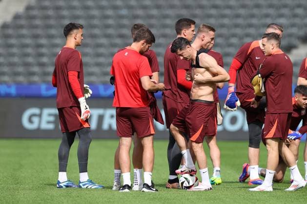 BERLIN 20.06.2024 TRENING REPREZENTACJI POLSKI NA EURO 2024 --- POLISH FOOTBALL national team, Nationalteam TRAINING SESSION ON EURO 2024 ROBERT LEWANDOWSKI FOT. PIOTR KUCZA FOTOPYK NEWSPIX.PL --- Newspix.pl POLAND OUT!  240620PYK0003