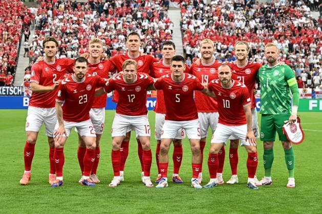 20 06 2024, xsltx, European Football Championship 2024, Denmark England emspor, v l team photo team photo before the match DFL DFB REGULATIONS PROHIBIT ANY USE OF PHOTOGRAPHS as IMAGE SEQUENCES and or QUASI VIDEO Frankfurt am Main