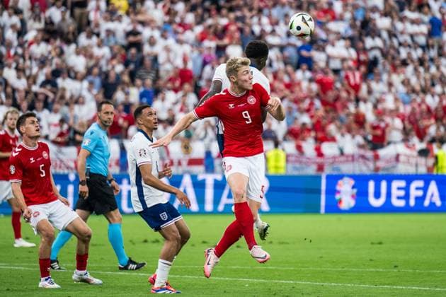 240620 Rasmus Hojlund of Denmark and Bukayo Saka of England during the UEFA Euro 2024 Football Championship match between Denmark and England on June 20, 2024 in Frankfurt Photo Mathias Bergeld BILDBYRAN code MB MB0939 fotboll football soccer fotballs em europamästerskap em uefa euro uefa european football championship euro 2024 denmark england bbeng  Copyright: MATHIASxBERGELD BB240620MB069