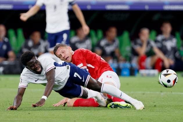 Denmark v England: Group C - UEFA EURO, EM, Europameisterschaft,Fussball 2024 Jannik Vestergaard of Denmark and Bukayo Saka of England challenge during the UEFA EURO 2024 group stage match between Denmark and England at Frankfurt Arena on June 20, 2024 in Frankfurt am Main, Germany. Frankfurt am Main Frankfurt Arena Germany Germany Copyright: xRichardxSellers Sportsphoto APLx 14041728