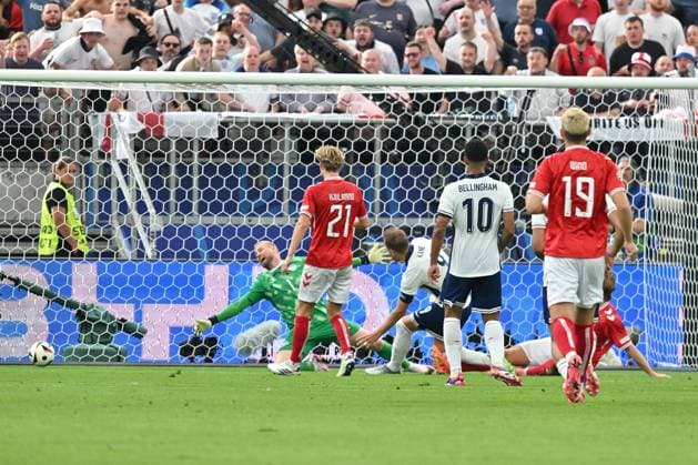 20 06 2024, xsltx, Football EM 2024, Denmark England emspor, v l Harry Kane England scores the goal 0 1 Kasper Schmeichel Denmark Denmark Denmark DFL DFB REGULATIONS PROHIBIT ANY USE OF PHOTOGRAPHS as IMAGE SEQUENCES and or QUASI VIDEO Frankfurt am Main