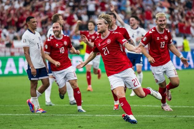 240620 Morten Hjulmand of Denmark celebrates after 1 1 during the UEFA Euro 2024 Football Championship match between Denmark and England on June 20, 2024 in Frankfurt Photo Mathias Bergeld BILDBYRAN kod MB MB0939 fotboll football soccer fotballs em europamästerskap em uefa euro uefa european football championship euro 2024 danmark denmark england bbeng jubel  Copyright: MATHIASxBERGELD BB240620MB073