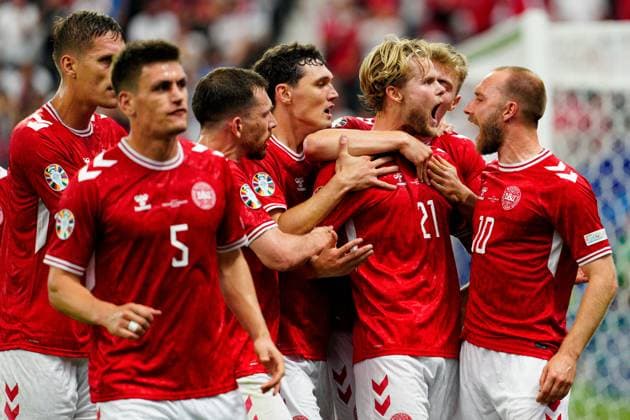 Morten Hjulmand of Denmark celebrates scoring the goal for their side with their teammates to make it 1-1 Denmark v England, UEFA European Championship, EM, Europameisterschaft 2024, Group C, Football, Frankfurt Arena, Frankfurt, Germany, 20 Jun 2024 EDITORIAL USE ONLY No use with unauthorised audio, video, data, fixture lists, club league logos or live services. Online in-match use limited to 120 images, no video emulation. No use in betting, games or single club league player publications. Copyright: xDavexShopland Shutterstockx 14543694ao