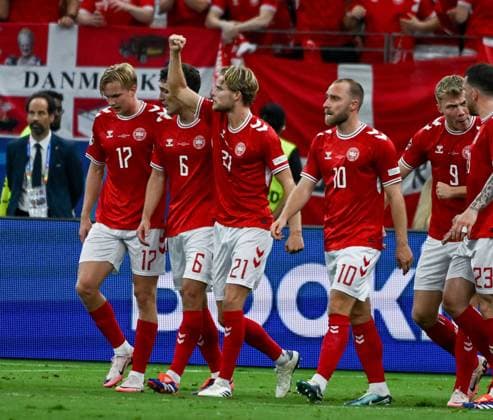 20 06 2024, xpsx, UEFA Euro 2024 preliminary round, Denmark England v l celebrate the goal, goal celebration for 1 1 goal scorer Morten Blom Due Hjulmand Denmark Daenemark DFL DFB REGULATIONS PROHIBIT ANY USE OF PHOTOGRAPHS as IMAGE SEQUENCES and or QUASI VIDEO emspor Frankfurt