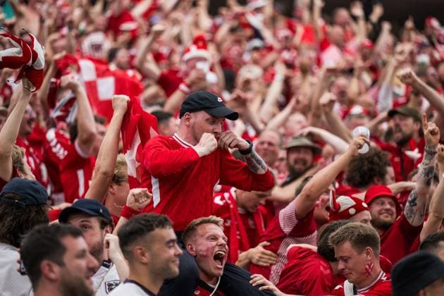 240620 Fans of Denmark celebrate after 1 1 during the UEFA Euro 2024 Football Championship match between Denmark and England on June 20, 2024 in Frankfurt Photo Mathias Bergeld BILDBYRAN code MB MB0939 fotboll football soccer fotballs em europamästerskap em uefa euro uefa european football championship euro 2024 danmark denmark england bbeng jubel publik  Copyright: MATHIASxBERGELD BB240620MB083