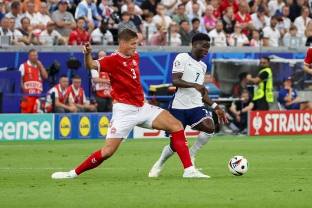 Jannik Vestergaard Denmark, 03 and Bukayo Saka England, 07 in duel , Football, UEFA , European Championship, Group C 2024, Denmark vs England, 20 06 2024, Frankfurt Arena, Frankfurt, Germany Frankfurt Frankfurt Arena Hessen Germany Copyright: xGrantxHubbsx