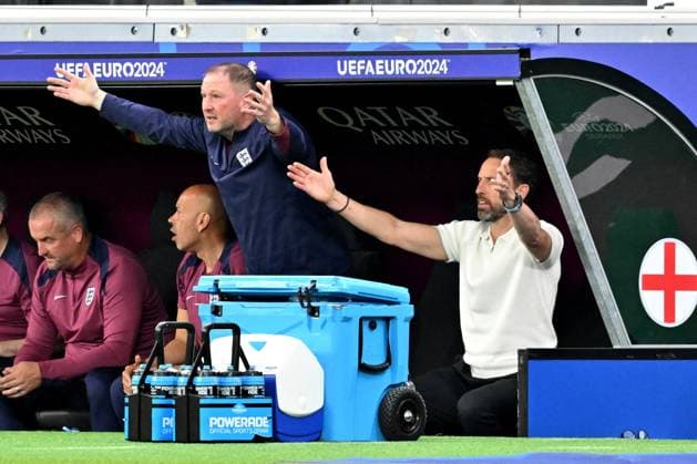 20 06 2024, xsltx, Football EM 2024, Denmark England emspor, v l Coach Head Coach Gareth Southgate England gives instructions, gesticulates, gesticulate with arms gives instructions, gesticulate DFL DFB REGULATIONS PROHIBIT ANY USE OF PHOTOGRAPHS as IMAGE SEQUENCES and or QUASI VIDEO Frankfurt am Main