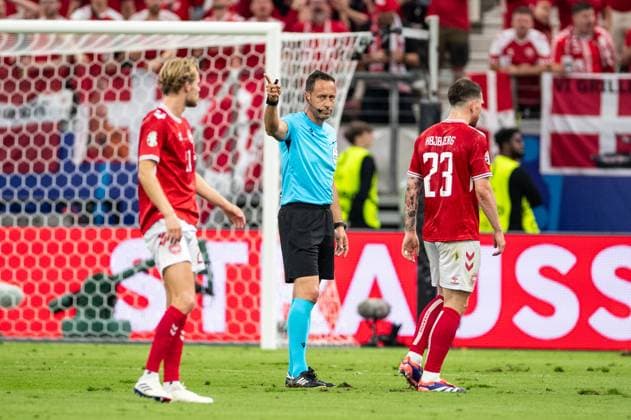 UEFA EURO 2024 Denmark England 20 06 2024 Artur Soares Dias Portugal, Referee , Pierre Emile Hojbjerg Denmark, 23 UEFA EURO 2024 Denmark England Frankfurt Arena, Frankfurt am Main 20 06 2024 Copyright: xBEAUTIFULxSPORTS Buriakovx