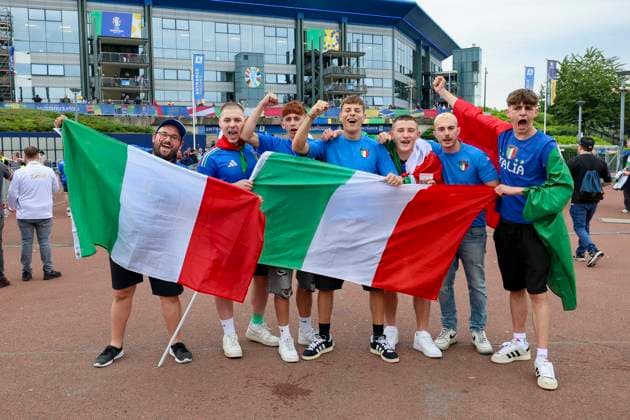Fans from Italy cheer in front of the Arena aufSchalke, UEFA EURO 2024 Group B, Spain vs Italy, Arena AufSchalke, 20 06 2024, Gelsenkirchen, Germany
