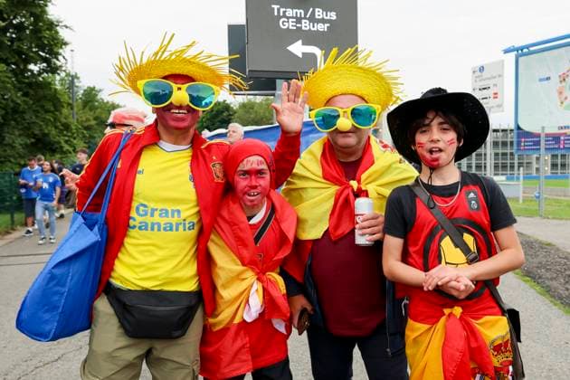 Fans from Spain cheer in front of the Arena auf Schalke, UEFA EURO 2024 Group B, Spain vs Italy, Arena AufSchalke, 20 06 2024, Gelsenkirchen, Germany