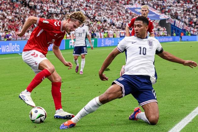 2024-06-20 Denmark v England - Group C - UEFA EURO, EM, Europameisterschaft,Fussball 2024 FRANKFURT, GERMANY - JUNE 20: Morten Hjulmand of Denmark, Jude Bellingham of England battle for the ball during the Group C - UEFA EURO 2024 match between Denmark and England at Deutsche Bank Park on June 20, 2024 in Frankfurt, Germany. (Photo by Peter Lous BSR Agency) Frankfurt Germany Content not available for redistribution in The Netherlands directly or indirectly through any third parties. Copyright: xBSRxAgencyx