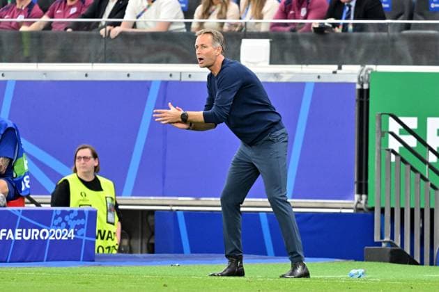 20 06 2024, xsltx, Football EM 2024, Denmark England emspor, v l Coach Head Coach Kasper Hjulmand Denmark Denmark gives instructions, gesticulates, gesticulate with arms gives instructions, gesticulate DFL DFB REGULATIONS PROHIBIT ANY USE OF PHOTOGRAPHS as IMAGE SEQUENCES and or QUASI VIDEO Frankfurt am Main