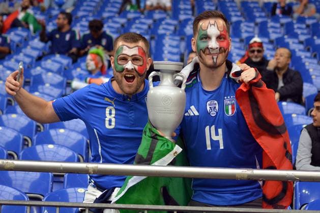 UEFA European Football Championship - UEFA EURO, EM, Europameisterschaft,Fussball 2024 - Spain vs Italy Italian fans at the stadium during UEFA Euro 2024 - Spain vs Italy, UEFA European Football Championship in Gelsenkirchen, Germany, June 20 2024 Gelsenkirchen Germany  Copyright: xIPAxSport ABACAx
