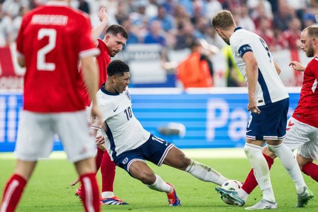 240620 Pierre Emil Hojberg of Denmark and Jude Bellingham of England during the UEFA Euro 2024 Football Championship match between Denmark and England on June 20, 2024 in Frankfurt Photo Mathias Bergeld BILDBYRAN code MB MB0939 fotboll football soccer fotballs em europamästerskap em uefa euro uefa european football championship euro 2024 denmark england bbeng  Copyright: MATHIASxBERGELD BB240620MB102