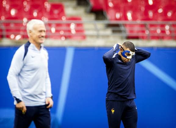 LEIPZIG - Coach Didier Deschamps and Kylian Mbappe during a training session of the France national football team at the Leipzig Stadium on June 20, 2024 in Leipzig, Germany. France is preparing for the group match at the European Football Championship in Germany against the Netherlands. ANP KOEN VAN WEEL UEFA EURO, EM, Europameisterschaft,Fussball 2024 Germany 2024 xVIxANPxSportx xxANPxIVx 501596429 originalFilename: 501596429.jpg