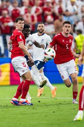240620 Andreas Kristiansen and Joakim Maehle of Denmark and Bukayo Saka of England during the UEFA Euro 2024 Football Championship match between Denmark and England on June 20, 2024 in Frankfurt Photo Mathias Bergeld BILDBYRAN code MB MB0939 fotboll football soccer fotballs em europamästerskap em uefa euro uefa european football championship euro 2024 denmark england bbeng  Copyright: MATHIASxBERGELD BB240620MB120
