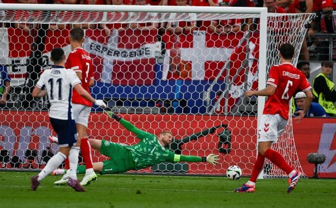20 06 2024, xpsx, UEFA Euro 2024 preliminary round, Denmark England v l Kasper Schmeichel Denmark Denmark Denmark DFL DFB REGULATIONS PROHIBIT ANY USE OF PHOTOGRAPHS as IMAGE SEQUENCES and or QUASI VIDEO emspor Frankfurt