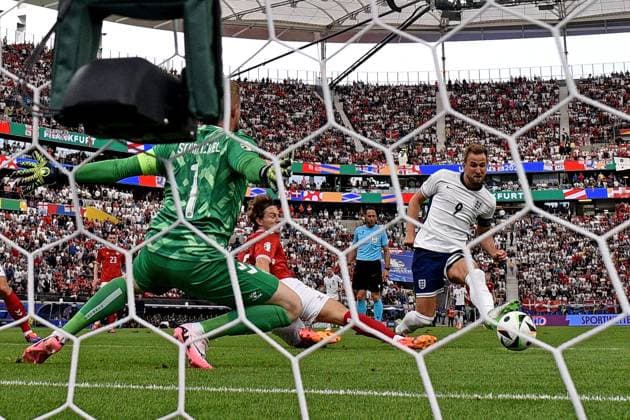 20 06 2024, xscotx, Football EM 2024, Denmark England, emspor, v l Harry Kane England scores the goal 0 1 Kasper Schmeichel Denmark Denmark Denmark Frankfurt am Main