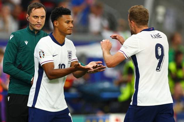 Harry Kane of England is replaced by Ollie Watkins of England Denmark v England, UEFA European Championship, EM, Europameisterschaft 2024, Group C, Football, Frankfurt Arena, Frankfurt, Germany, 20 Jun 2024 EDITORIAL USE ONLY No use with unauthorised audio, video, data, fixture lists, club league logos or live services. Online in-match use limited to 120 images, no video emulation. No use in betting, games or single club league player publications. Copyright: xKieranxMcManus Shutterstockx 14543690cm