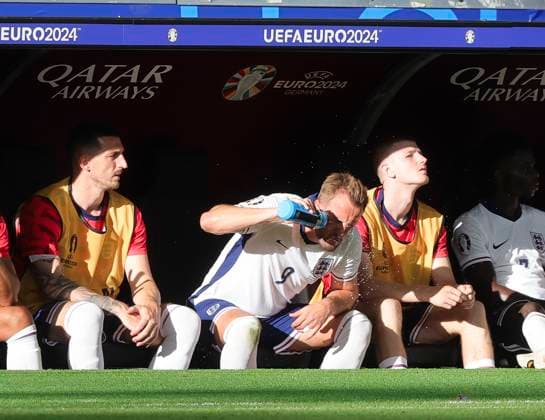 Denmark v England UEFA EURO, EM, Europameisterschaft,Fussball 2024 Group C Harry Kane of England pours water over his head whilst on the substitutes bench during the UEFA Euro 2024 Group C match between Denmark and England at the Deutsche Bank Park, Frankfurt Copyright: xPaulxChestertonx FIL-20272-0166 UK Newspapers OUT