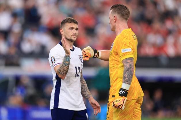Fußball UEFA EURO 2024 Gruppe C Dänemark gegen England 20. Juni 2024 UEFA EURO 2024 Gruppe C Dänemark gegen England Kieran Trippier aus England und Englands Torwart Jordan Pickford Foto Simon Stacpoole Abseits Frankfurt Deutschland  Copyright: xSimonxStacpoolexOffside