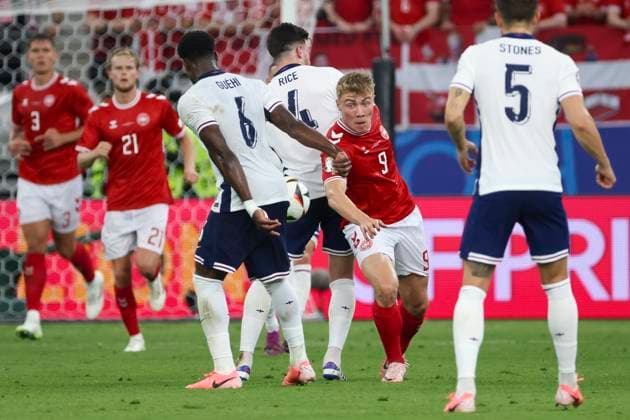 Marc Guehi England, 06 , Declan Rice England, 04 and Rasmus Hoejlund Denmark, 09 fighting for the ball , Football, UEFA , European Championship, Group C 2024, Denmark vs England, 20 06 2024, Frankfurt Arena, Frankfurt, Germany Frankfurt Frankfurt Arena Hessen Germany Copyright: xGrantxHubbsx