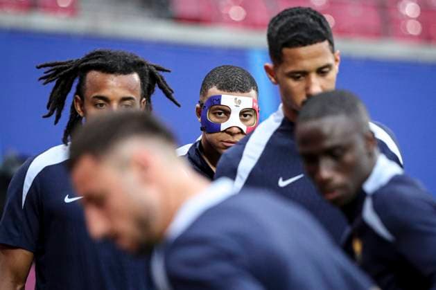 L attaquant français 10 Kylian Mbappe porte un masque facial alors qu il participe à une séance d entraînement MD-1 au stade de Leipzig, le 20 juin 2024, à la veille de leur match de football du groupe D de l UEFA EURO, EM, Europameisterschaft,Fussball 2024 contre les Pays-Bas. FOOTBALL : - UEFA Euro 2024 entraînement de l équipe de France. séance d entraînement MD-1 au stade de Leipzig, - 20 06 2024 ElyxandroCegarra Panoramic 