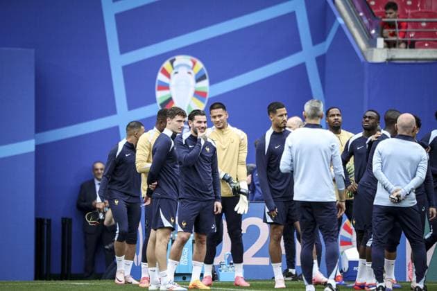 L attaquant français 10 Kylian Mbappe porte un masque facial alors qu il participe à une séance d entraînement MD-1 au stade de Leipzig, le 20 juin 2024, à la veille de leur match de football du groupe D de l UEFA EURO, EM, Europameisterschaft,Fussball 2024 contre les Pays-Bas. FOOTBALL : - UEFA Euro 2024 entraînement de l équipe de France. séance d entraînement MD-1 au stade de Leipzig, - 20 06 2024 ElyxandroCegarra Panoramic 