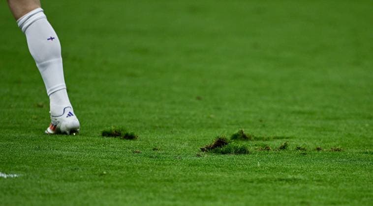20 06 2024, xpsx, UEFA Euro 2024 preliminary round, Denmark England v l Declan Rice England complains about the grass playing surface DFL DFB REGULATIONS PROHIBIT ANY USE OF PHOTOGRAPHS as IMAGE SEQUENCES and or QUASI VIDEO emspor Frankfurt