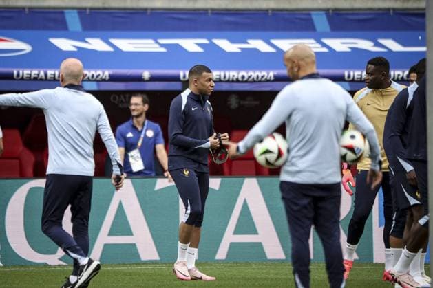 L attaquant français 10 Kylian Mbappe porte un masque facial alors qu il participe à une séance d entraînement MD-1 au stade de Leipzig, le 20 juin 2024, à la veille de leur match de football du groupe D de l UEFA EURO, EM, Europameisterschaft,Fussball 2024 contre les Pays-Bas. FOOTBALL : - UEFA Euro 2024 entraînement de l équipe de France. séance d entraînement MD-1 au stade de Leipzig, - 20 06 2024 ElyxandroCegarra Panoramic 