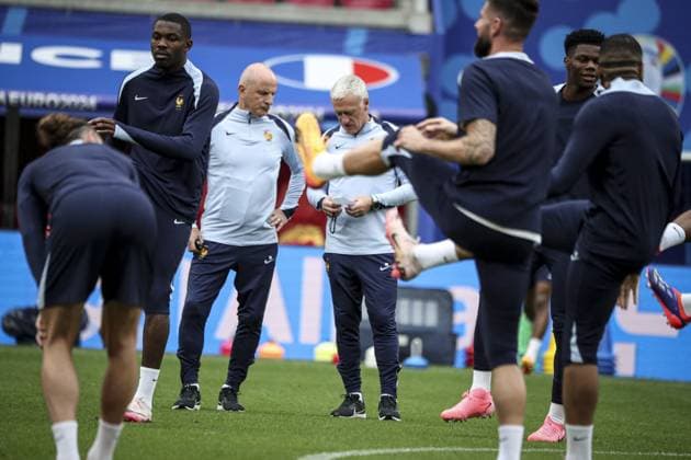L attaquant français 10 Kylian Mbappe porte un masque facial alors qu il participe à une séance d entraînement MD-1 au stade de Leipzig, le 20 juin 2024, à la veille de leur match de football du groupe D de l UEFA EURO, EM, Europameisterschaft,Fussball 2024 contre les Pays-Bas. FOOTBALL : - UEFA Euro 2024 entraînement de l équipe de France. séance d entraînement MD-1 au stade de Leipzig, - 20 06 2024 ElyxandroCegarra Panoramic 