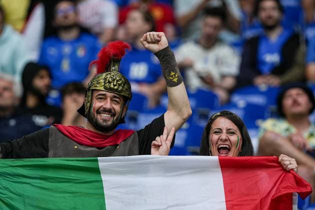 Gelsenkirchen, Germany, June 20th 2024: Fans of Italy inside the stadium during the UEFA EURO, EM, Europameisterschaft,Fussball 2024 Germany Group B football match between Spain and Italy at Arena AufSchalke in Gelsenkirchen, Germany. (Daniela Porcelli SPP)  Copyright: xDanielaxPorcellix xSPPx spp-en-DaPoSp-20240620-DSC00313