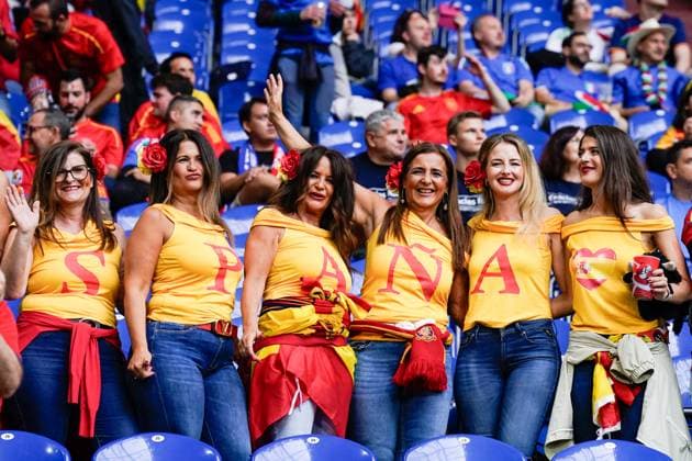 Sport Bilder des Tages Gelsenkirchen, Germany, June 20th 2024: Fans of Spain inside the stadium during the UEFA EURO, EM, Europameisterschaft,Fussball 2024 Germany Group B football match between Spain and Italy at Arena AufSchalke in Gelsenkirchen, Germany. (Daniela Porcelli SPP)  Copyright: xDanielaxPorcellix xSPPx spp-en-DaPoSp-20240620-_DP12551