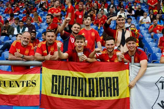 Spanish supporters cheer ahead of the UEFA EURO, EM, Europameisterschaft,Fussball 2024 group B soccer match between Spain and Italy, in Gelsenkirchen, Germany, 20 June 2024. UEFA EURO 2024 - Group B: Spain vs. Italy !ACHTUNG: NUR REDAKTIONELLE NUTZUNG!  Copyright: xJ.xJ.xGuillenx GRAF4172 20240620-55013930300_1