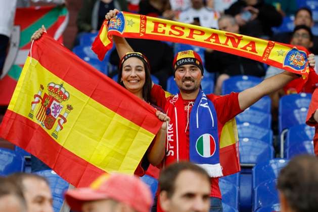 Spanish supporters cheer ahead of the UEFA EURO, EM, Europameisterschaft,Fussball 2024 group B soccer match between Spain and Italy, in Gelsenkirchen, Germany, 20 June 2024. UEFA EURO 2024 - Group B: Spain vs. Italy !ACHTUNG: NUR REDAKTIONELLE NUTZUNG!  Copyright: xJ.xJ.xGuillenx GRAF4170 20240620-55013930308_1